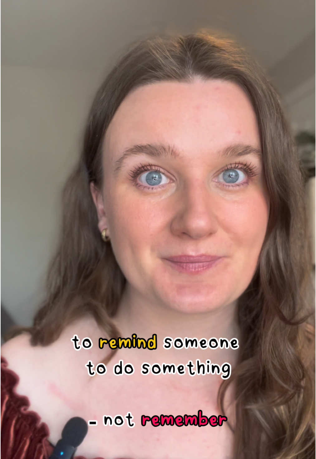 Follow me for more daily English tips! 🇬🇧  This is a common mistake: remember vs remind! In many languages, you use the same verb, but in English, if we want to make someone else remember something, we need to use the verb 
