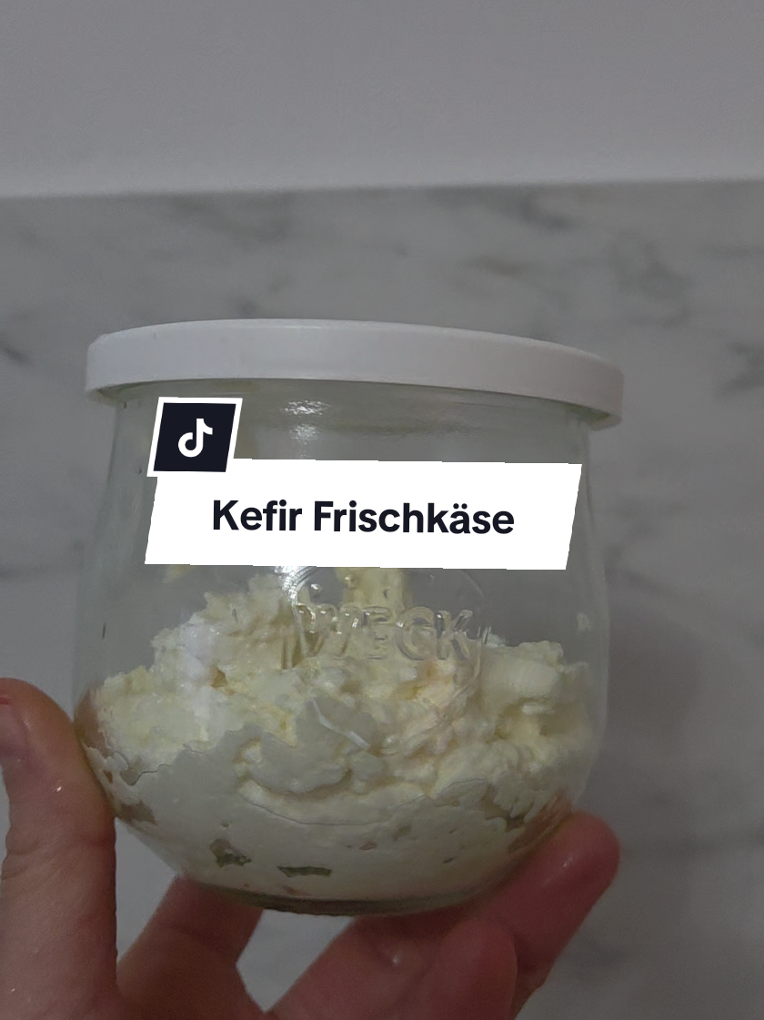 Probiotischen Frischkäse kannst du dir ganz einfach mit Kefir machen. Dann hast du Kefirfrischkäse 😉 #kefir #frischkäse #milch  #kefirfrischkäse #gesund #rezept #milchkefir #bio #molke #essen #probiotika #fermentation #fermented #gesunderezepte #gesundgenuss 