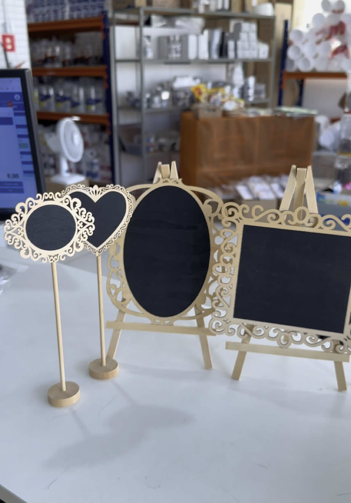 Mini lousas decorativas disponíveis por aqui! Versáteis, charmosas e cheias de estilo — perfeitas para: • Identificar docinhos em festas • Decorar mesas de casamento, chá ou aniversário • Marcar lugares ou mensagens especiais • Personalizar lembrancinhas • Deixar recadinhos no dia a dia Modelos variados pra combinar com qualquer tema! Vem garantir a sua! #MiniLousa #DecoraçãoCriativa #FestaComCharme #DetalhesQueEncantam #Lembrancinhas #Artesanato #Embalagens #DecorandoComAmor #MesaPosta #ABEmbalagens