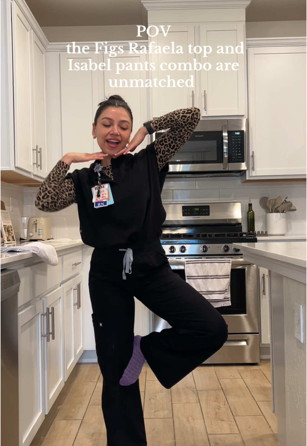 This combo is elite! ✨ @wearfigs #nurseootd #nursetok #scrubsoftheday #fitcheck #scubsoutfit #nurseoutfitideas #latinanursecreator #latinanurseootd #figsscrubs #figsnurse #figsfitcheck 