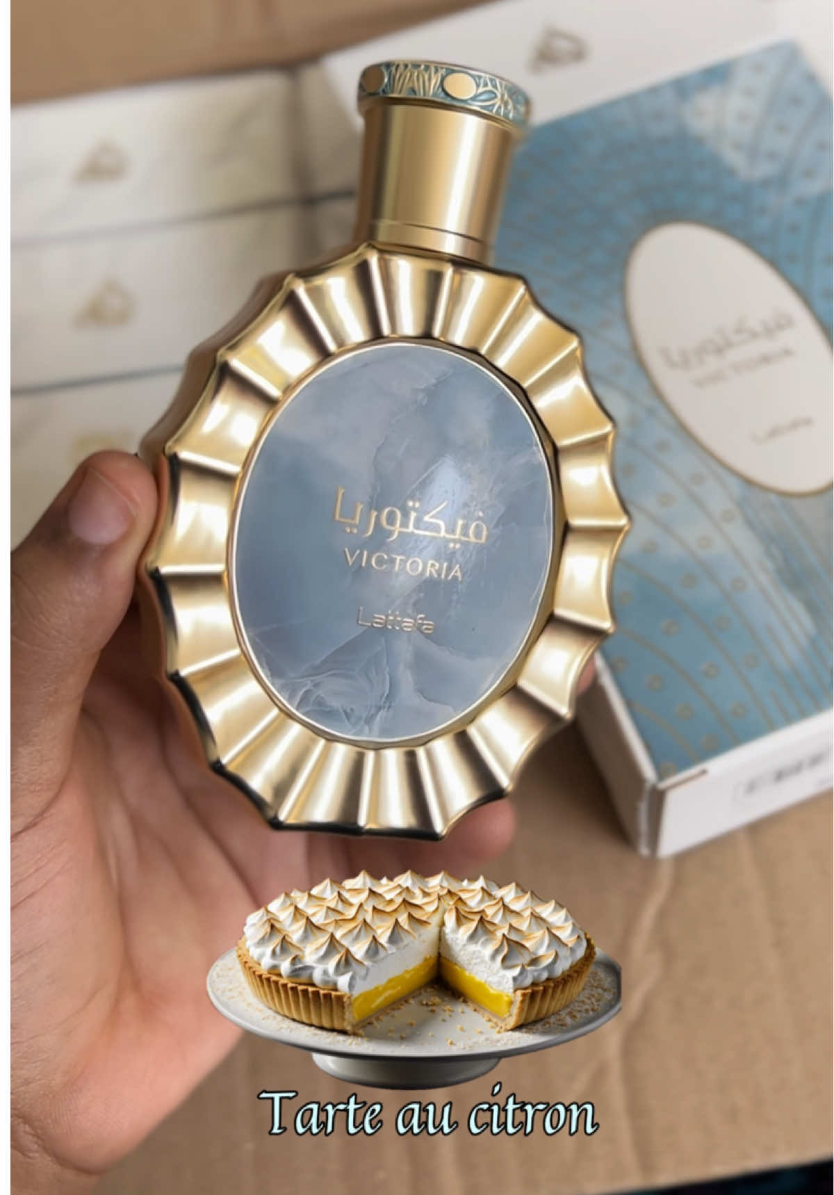 J’aimerai dire j’adore 😍 mais on adore que Dieu 🤍 Découvrez Victoria de Lattafa un parfum qui allie élégance et gourmandise 🤤 Il sent la tarte au citron meringuée et la vanille 🍋🧁 *Il sentirait également comme Dévotion de dolce & gabbana 🤭  #victorialattafa #parfumdeluxe #parfumdedubai #abidjan225🇨🇮 #tiktokcotedivoire🇨🇮 