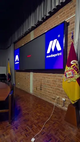 Compartimos con ustedes una de nuestras más recientes soluciones para pantallas LED, en este caso el cliente necesita dividir la pantalla en múltiples pantallas que tengan la opción de ser utilizadas tanto para hacer transmisiones en vivo mediante una entrada HDMI, y a la vez utilizar ciertos espacios de la pantalla para poder mostrar publicidad en un loop, todo de manera independiente.  #auditorios #pantallagigante #led #panelesled