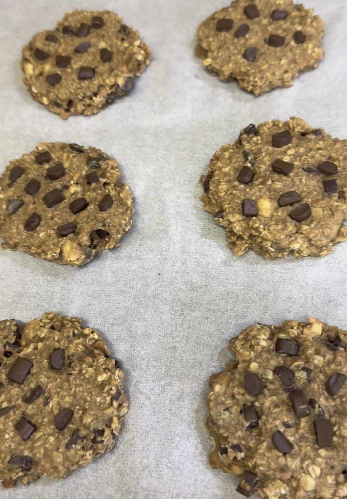 Snickers zobeni keksići Snickers Oatmeal Cookies Sastojci: 	•	2 banane 	•	1 žlica kikiriki maslaca 	•	Med po želji 	•	100 g zobenih pahuljica 	•	Po želji: sjeckana čokolada, lješnjaci ili kikiriki Priprema: 	Sve sastojke dobro pomiješaj u zdjeli. 	Žlicom oblikuj keksiće i posloži ih na papir za pečenje. 	Peci na 180°C oko 15 minuta. Uživaj! #oatscookies #snickerscookies #snickers #oat #oats #kolacici #sugarfree #healthydessert #bezsecera #zobenikolacici #fyp  Ingredients: 	•	2 bananas 	•	1 tablespoon peanut butter 	•	Honey to taste 	•	100 g rolled oats 	•	Optional: chopped chocolate, hazelnuts, or peanuts Instructions: 	Mix all the ingredients well in a bowl. 	Use a spoon to shape the cookies and place them on baking paper. 	Bake at 180°C (356°F) for about 15 minutes. Enjoy!