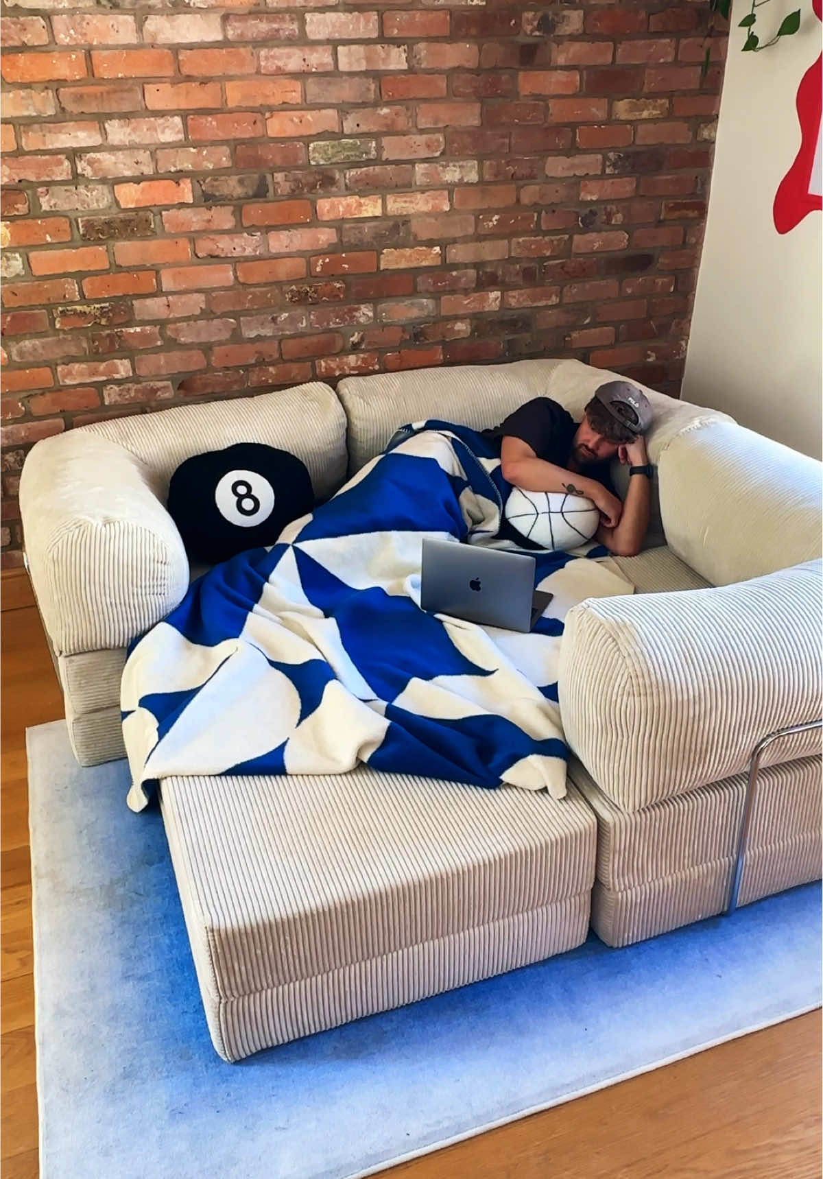 turning my 2 seater sofa into the perfect snuggle bed ✨ #dopaminedecor #homeinspo #omhu #omhusofa #homeupgrades #loftapartment #funkyhomedecor 