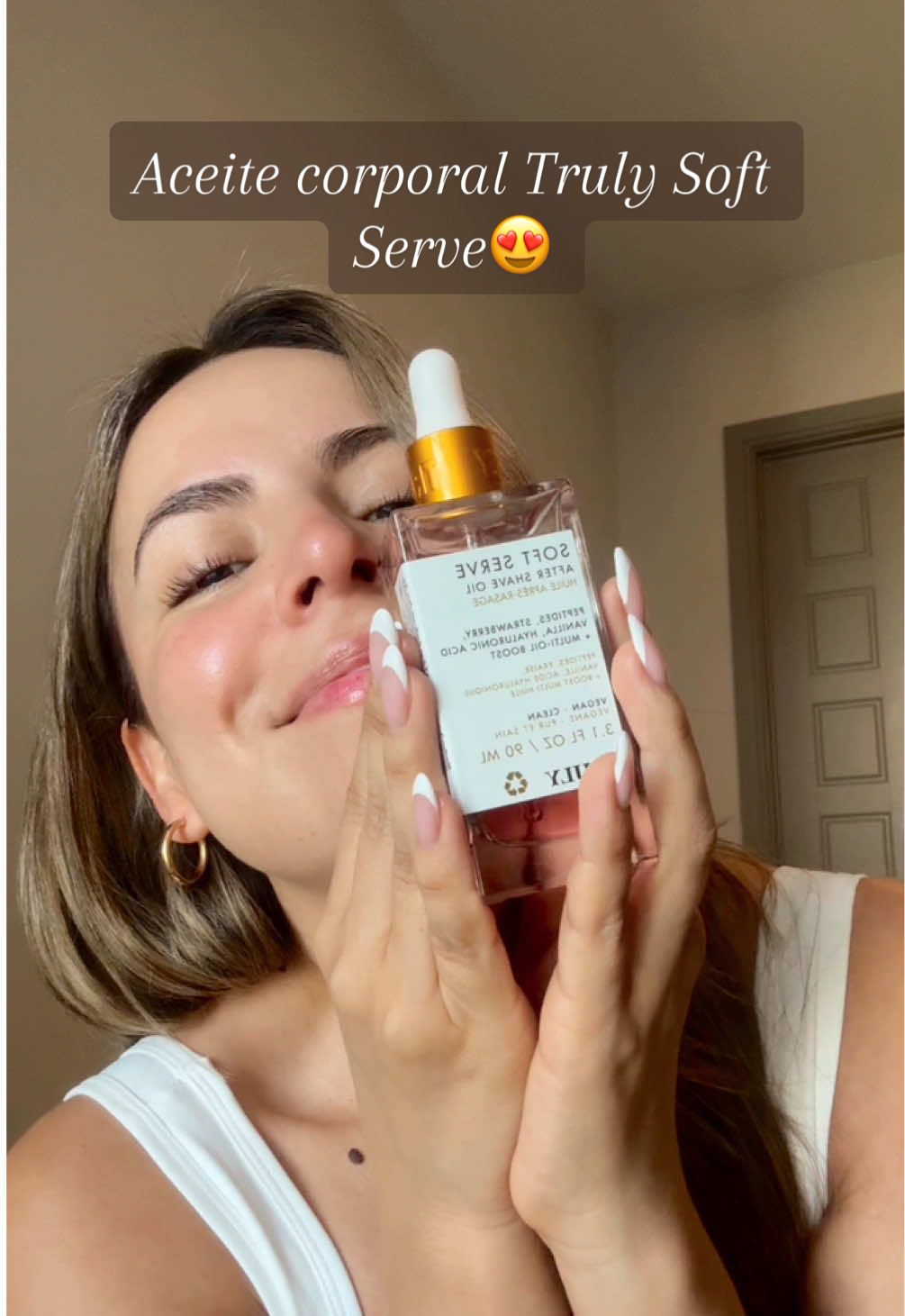 Es que WOOOWWWW! Ya se que este Soft Serve oil dice para after shaving pero a mi que🤣 yo lo uso todos los dias en todo el cuerpo! Si es tan bueno para piel recién afeitada imaginate lo bueno que es para la piel normal sin estar dañada! Me ha encantado demasiadooo! #trulysoftserve #bodyoil #smellgood #softskin #cuidadodelapiel 