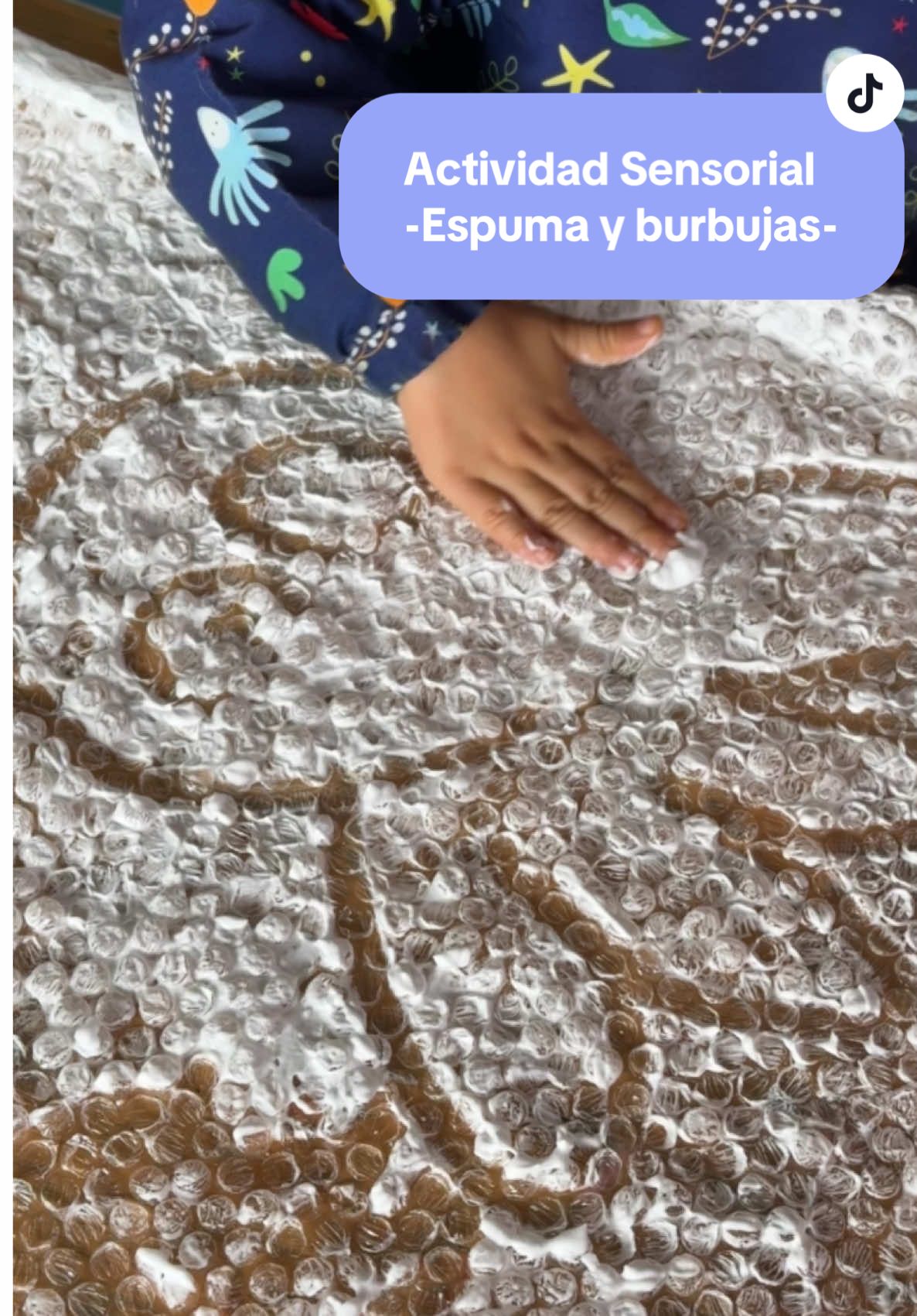 Crema de afeitar + papel de burbujas 🫧 una mágica combinación para la estimulación sensorial de nuestros Talentinos 🐙🤗 #sensor #sensorial #desarrolloinfantil #calmdown #maestra #maestratiktoker #educacionconamor #burbujas #espuma #masa #talentinoes 