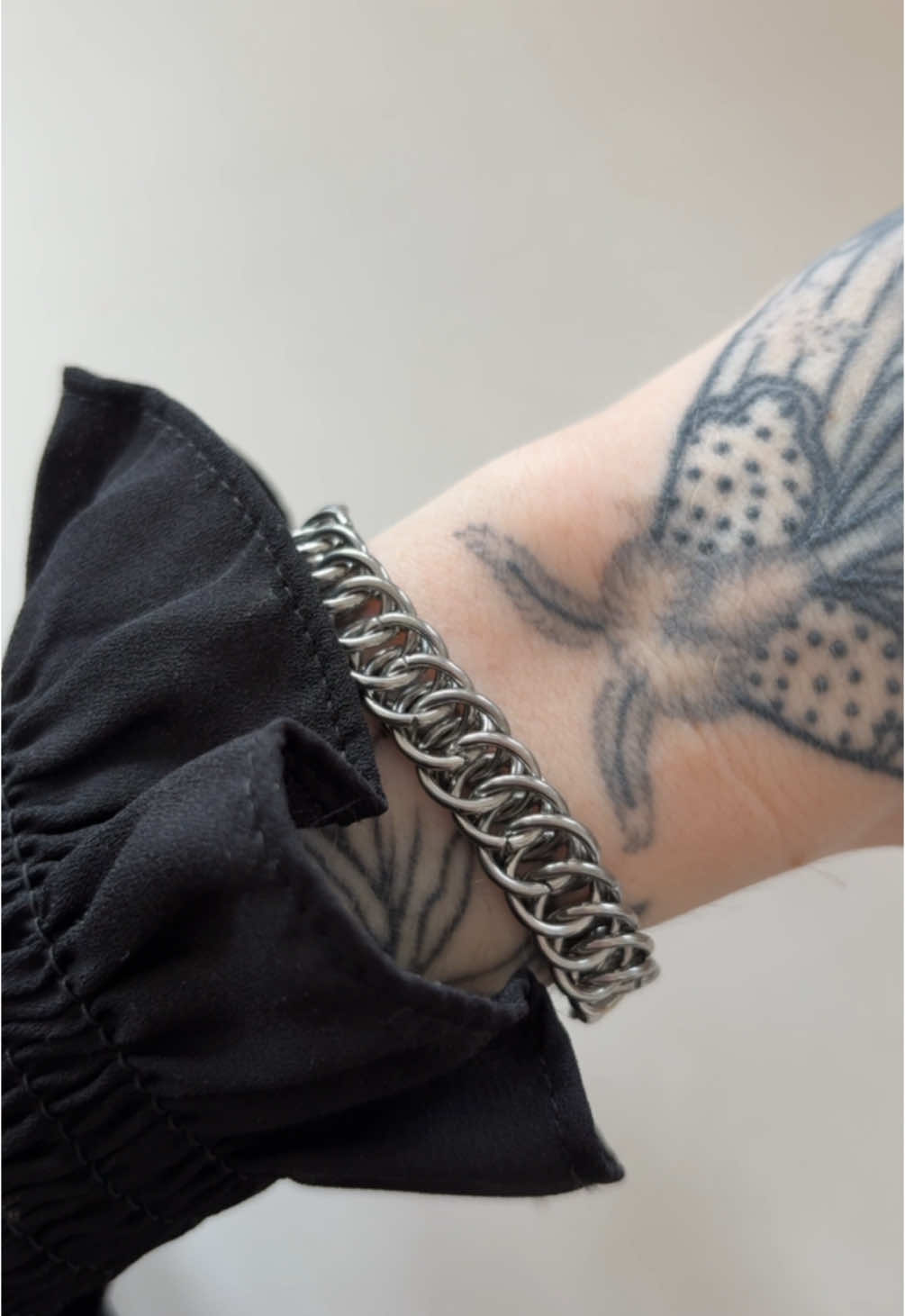 Sometimes simple is best! I love playing with a half persian chain, it’s so satisfying to roll between your fingers 😌#chainmail #alternativejewellery #altfashion 