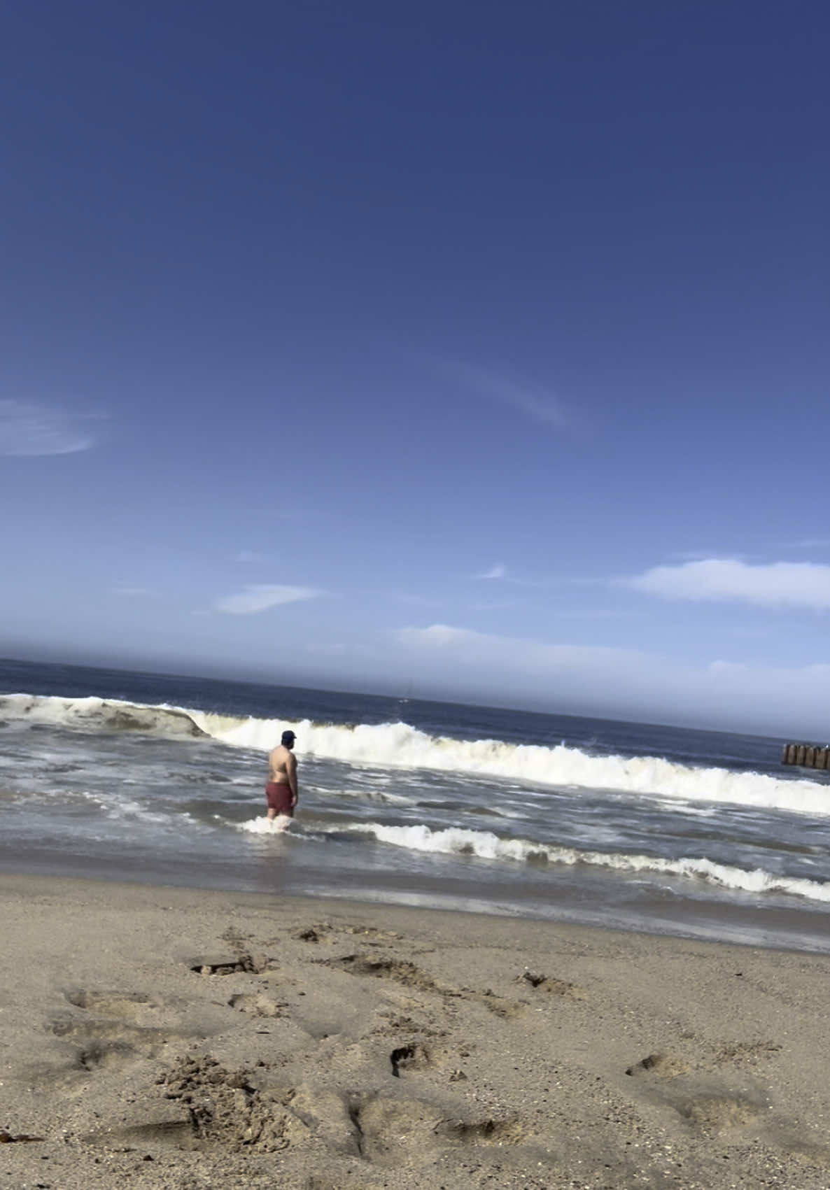 A little morning beach workout. Enjoying the sun and the sand not the water that was cold #fyp #xyzbca #parati #viral #latino #foryou #motivation #beachvibes #beach #playa #sun #waves #inspiration #relatable #gordito #barbon #tan #losangeles #CapCut #workout #ejercicio #Outdoors #Fitness #outdoorworkout #fun #funny 
