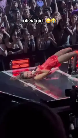 hahhaahah idk it just looks so awkward..  #oliviarodrigo #olivia #performance #gutstour #fyp #show #concert #mileycyrus #sabrinacarpenter #crazy #show #lollapalooza #brazil🇧🇷 #chile 