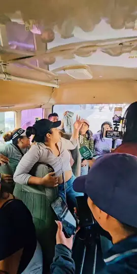 🚨 COMBI RESGUARDADA POR 12 MOTORIZADOS Y UN PATRULLERO || ¿QUIÉNES SON LOS VERDADEROS PELIGROSOS? Una unidad que transportaba a un grupo de manifestantes transportistas con rumbo a Lima fue fuertemente resguardada por la Policía Nacional del Perú. Desde Chosica hasta la capital, al menos 12 motorizados y un patrullero escoltaron de cerca el recorrido de la combi, bajo el argumento de “evitar disturbios”. Como medio de prensa, estuvimos dentro del vehículo y fuimos testigos directos del operativo desplegado. La escena llamó poderosamente la atención: una vigilancia desproporcionada para ciudadanos que ejercían su derecho a la protesta, en contraste con la inacción frente a las verdaderas amenazas del crimen organizado que enluta al transporte público con extorsiones y asesinatos. ¿Así se utiliza el aparato del Estado? ¿Con esta fuerza persiguen a quienes exigen justicia y no a quienes matan y cobran cupos? #lima #perú #transportistas #paro #paronacional #policia #pnp 