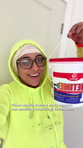How to cover gaps in the wood with spackling 👌🏻 #painting #paintingtutorial #spackling #woodworking #pintura #paintingtips #door #tapeondoor 