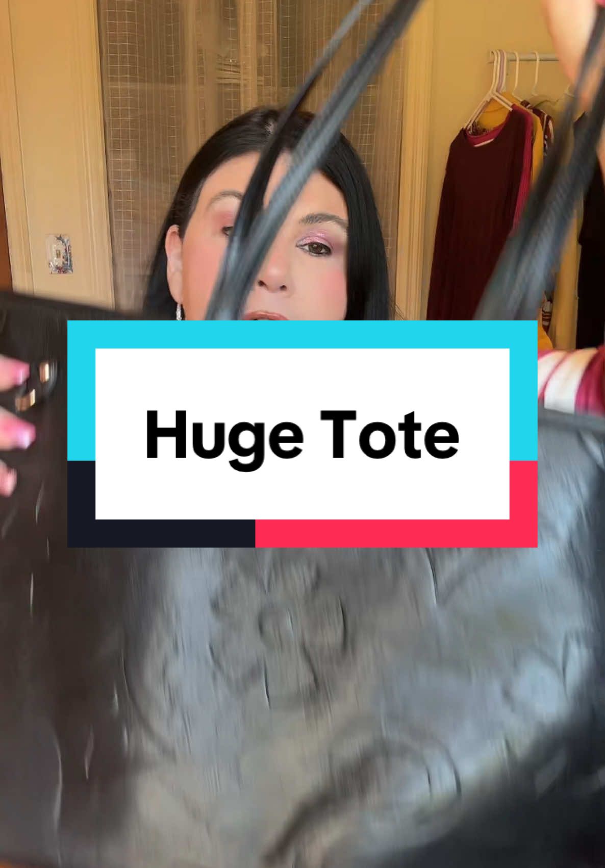 Y’all asked me to find you a big bag and I have found you a big bag. It is absolutely gorgeous inside and out. #Pocketbook #Purse #PurseCollection #Womenfashion 