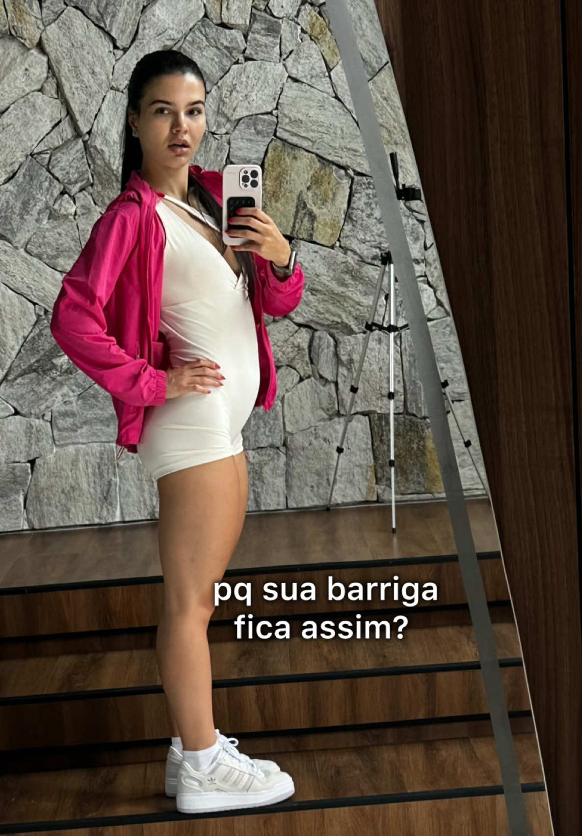 🐡Alô amiga baiacu, siga essas dicas aqui: 💨Deu gases? Estufou? Prendeu ou soltou intestino? Distendeu o buxim… TU TEM SÍNDROME DE 🐡 ❌ERRADO! Seu corpo está tendendo te avisar algo… E calma, não significa que vc é intolerante ou sensível a algo AINDA, mas que não está digerindo direito, isso pq intestino está mal tratado! Se ficar forçando… vai dar ruim! 1️⃣ pega uma agenda ou anote no bloco de notas do cel e faça DIÁRIO ALIMENTAR, coloque horário e tudo que come TUDO inclusive beliscos e QUEIXAS E SINTOMAS!  🤏🏻 Em 1 semana pelo menos já vai dar pra ter noção dos hábitos e alimentos, rastreie e se observe! 2️⃣ faz a busca da LISTA DOS ALIMENTOS RICOS EM FODMAPS, os + comuns citei no vídeo: laticínios e whey concentrado (era meu caso), farinha de trigo (tudo q contenha), POLIÓIS (adoçantes ultra fermentáveis - leia a lista de ingredientes do que vc tá comendo que for ZERO), feijão, grão de bico, ervilha … algumas castanhas, alho, cebola … vc vai encontrar  diversos alimentos saudáveis! ✨ seu foco será reduzir/ tirar esses primeiro, ok? se ainda não melhorar, rastreie com seu diário outros alimentos dessa lista que estão sendo consumidos! ✨dietas low fodmaps é ideal seguir por pelo menos 6-8 semanas e ir incluindo os alimentos aos poucos! laticínios já indico voltar sendo “lacfree” e whey ser isolado, glúten modere, poliois quase sempre vão dar gases kk ✨cuidado com excesso de outros adoçantes sintéticos presentes nos chicletes, refri e gelatina diet e etc! intestino não gosta, nem disso e nem de um monte de industrializados! 3️⃣ se tu come tudo errado, já tá na hora de seguir as dicas aqui pra ajustar isso, pq esse é o motivo né amor? 4️⃣ intestino preso? inclua todo dia: mamão, ameixa, chia, psillium, muita salada e vegetal cru, meu mix de sementes (tem reels) e BEBA UNS 3L de água por dia (50ml x seu peso é a meta) 🚨 excesso de fibras também podem dar gases, fica atenta! SEM EXAGERO! 🥹 não melhorou? atenção, pode ser disbiose intestinal, SIBO, SIFO, SII e precisar de acompanhamento + profundo (gastroenterologista e nutri funcional), antes de ficar loca achando que tem algo… apenas limpe sua alimentação, beba água, fique 👀 nos fodmaps e faça exercícios, 90% das vezes é hábitos errados e 1 intestino mais sensível! CUIDE ❤️‍🩹 Eai, se identificou? Vc tem síndrome de baiacu?👇🏻