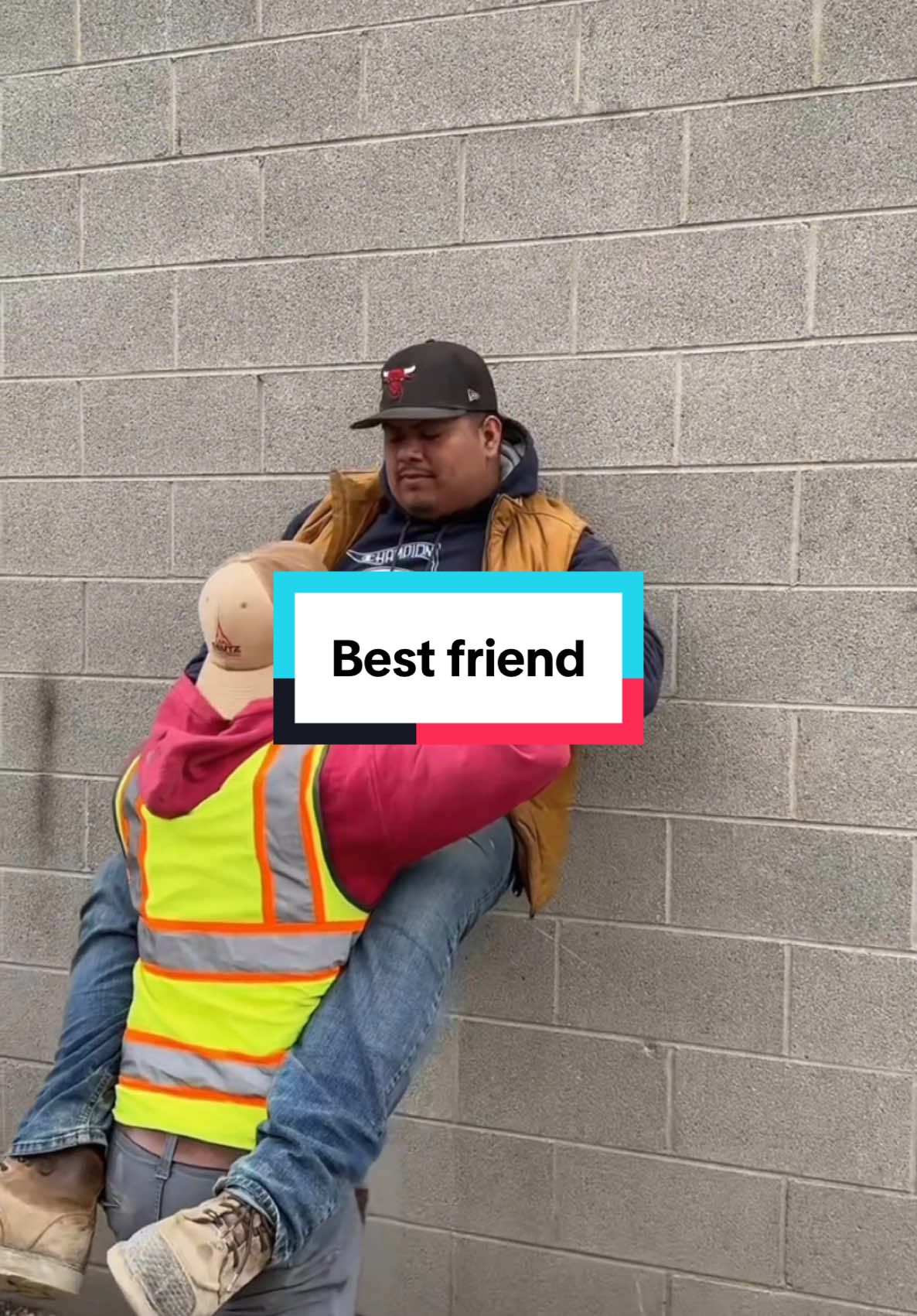 Only my best friend can calm me down 😔 @El Chocoflan #construction #bestfriend #workhusband 