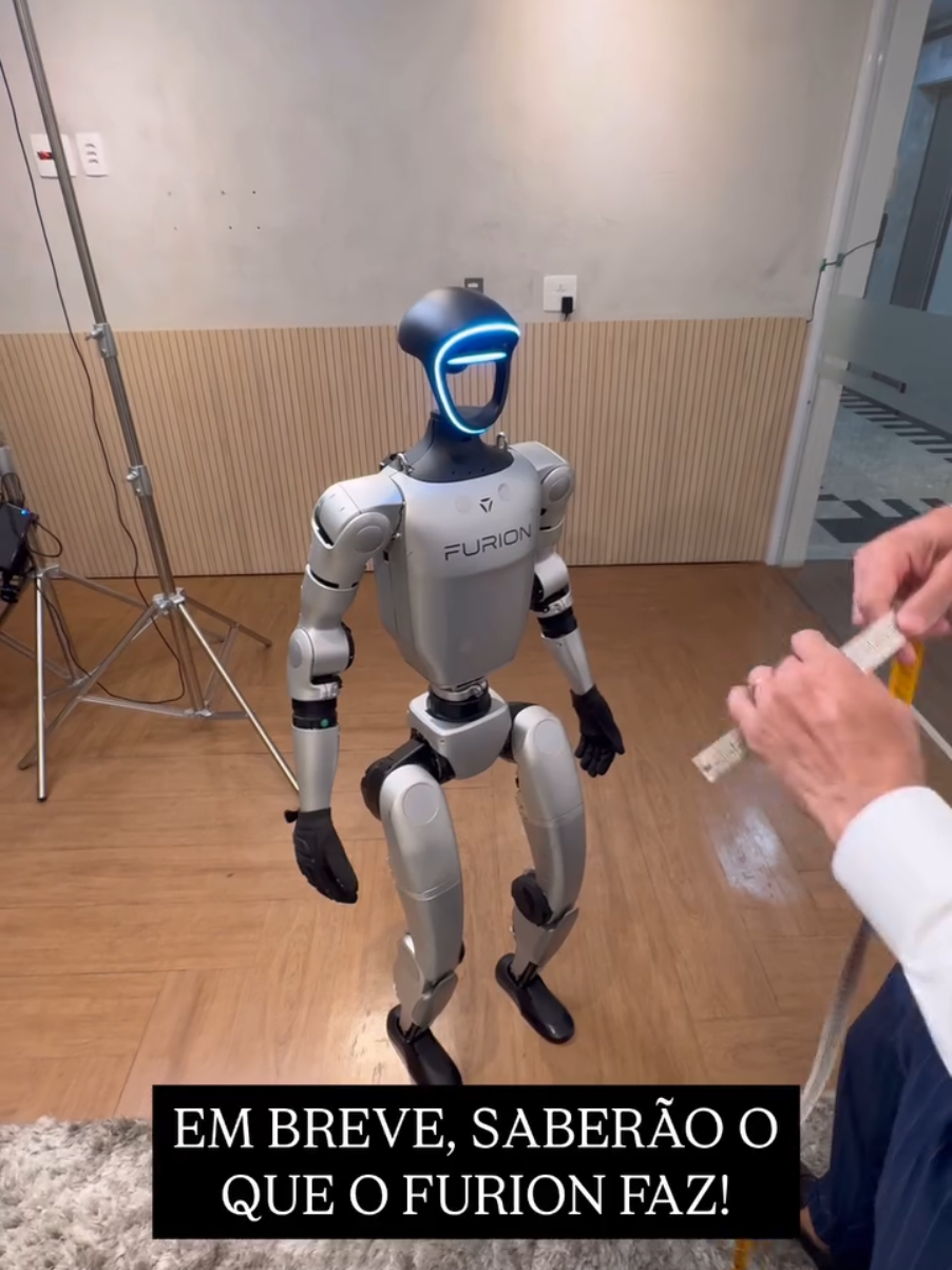 Informações sobre o novo robo do thiago finch segundo a ia do meu celular:  É  caro 🤑 troca fralda 👍 O objeto no video é o robô humanoide Unitree G1, fabricado pela Unitree Robotics. As informações sobre ele são:  É um robô humanoide focado em versatilidade, estabilidade e inteligência artificial.  Pode realizar tarefas como suporte em fábricas e atividades de resgate.  Está sendo utilizado em escolas técnicas e instituições de ensino superior no Brasil.  Pesa cerca de 35 kg e tem bateria com duração de 2 horas.  Aprende por imitação usando o Unitree Robot Unified Large Model (UnifoLM).  Seu preço é mais competitivo em comparação com outros robôs humanoides como o Atlas e o Optimus  