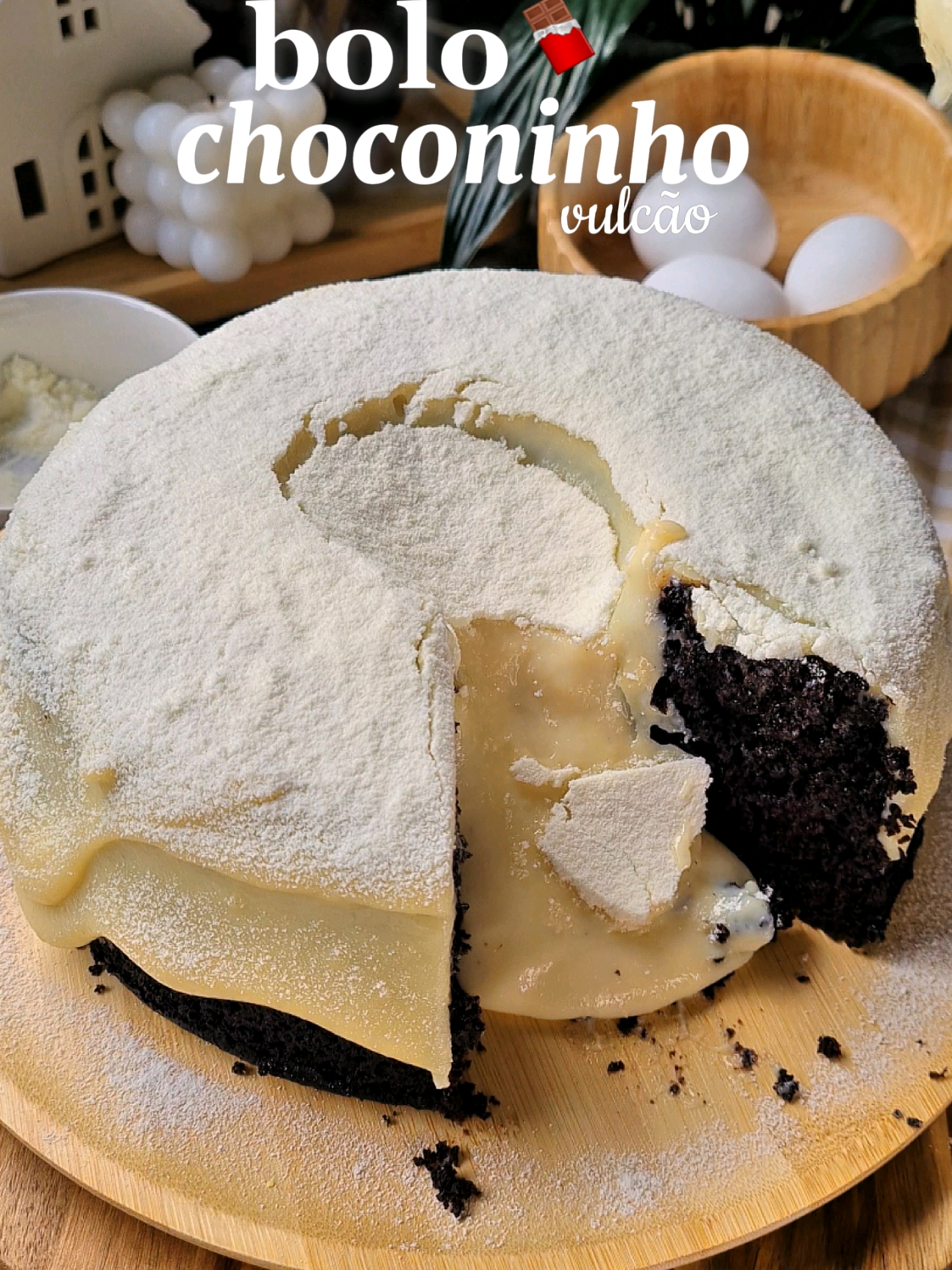 Bolo vulcão de chocolate com cobertura de ninho 🍰🍫 Ingredientes: • 220g de farinha • 1 colher (de sopa) bem cheia de fermento em pó • 1 colher (de café) de sal • 9g de bicarbonato • 2 ovos  • 260g de açúcar  • 125 ml de óleo  • 125 ml de leite + suco de um limão  • 1 colher de chá de essência de baunilha (opcional) • 70 g de cacau (100% + cacau black)  • 250 ml de água quente Instruções: • Misture todos os ingredientes secos em uma tigela. • Bata os ovos com o açúcar até formar um creme claro. • Adicione o óleo, a essência de baunilha e o leite talhado, e misture bem. • Acrescente o cacau peneirado e misture até incorporar. • Adicione os ingredientes secos e a água quente, intercalando. Vá mexendo delicadamente, apenas até incorporar, para não ativar o glúten. • Despeje a massa em uma forma untada. • Leve ao forno pré-aquecido a 160 °C por aproximadamente 50 minutos. Faça o teste do palito para garantir. Obs: Ao fazer o teste do palito, ele deve sair um pouco úmido, não completamente seco. Cobertura: • 1 caixa de leite condensado  • 2 caixas de creme de leite • 3 colheres de leite em pó  #receita #receitadebolo #choconinho #bolo #bolocaseiro #bolovulcao #bolodechocolate #cacaublack  #chocolate #brigadeiro #ninho #sobremesa #doce #confeitaria #comida #fyyyyyyyyyyyyyyyy 