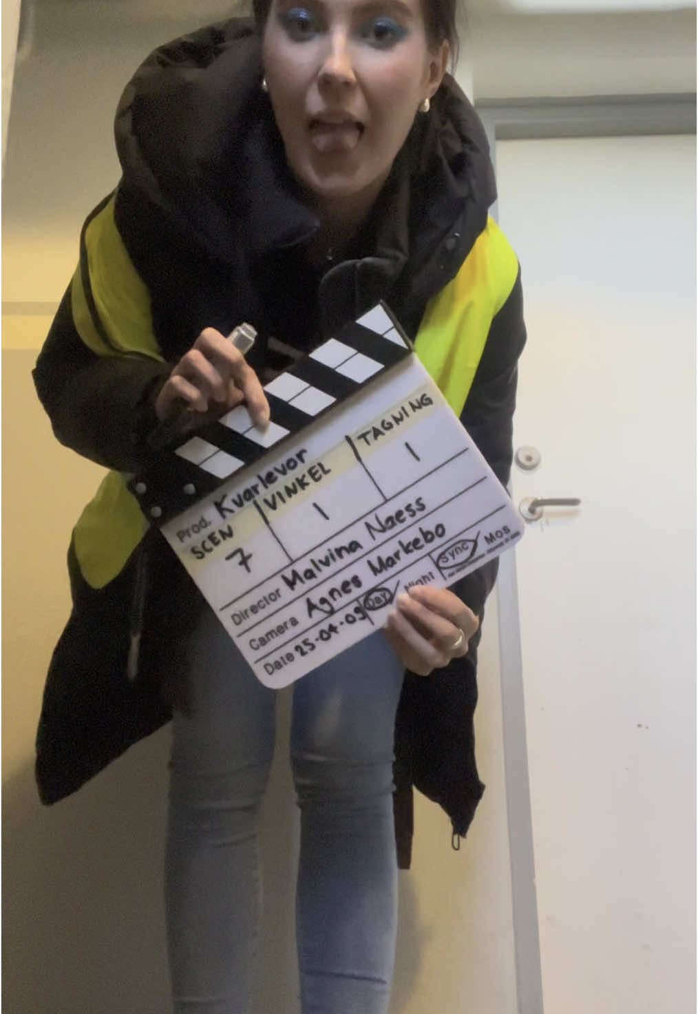 🎬 HÄNG MED PÅ FILMINSPELNING 🎬  Tack för en superrolig inspelningsdag och tack för att jag fick vara med på ett hörn i er fina kortfilm! 🥰  ”Kvarlevor” Manus & regi: Malvina Naess Regiassistent: Chantale Fitze  Forograf: Agnes Markebo  Ljud: Nora Silfver Ljus: Elin Molander  Mask: Miranda Kull Sandin  Skådespelare: Betty Wahlund, Malva Ingelman  #makeupartist #makeup #beauty #film #shortfilm #freelance #freelancemakeupartist #frilans #kortfilm