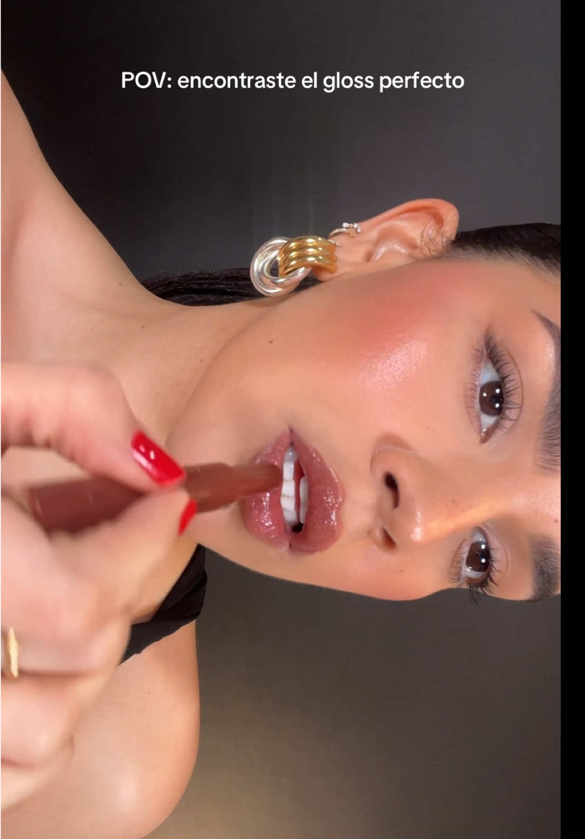 Amigas este LIP BALM!!!! and the best part is that it’s affordable 🤎 @Milani Cosmetics I truly love these so much and THIS shade is everything and more #glossylips #lipswatch #highshinelips #affordablemakeup 