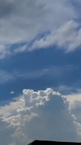 Awan tak pernah menetap. ia selalu kembali dalam keadaan apapun. seperti kenangan yang lembut menghampiri senja. Ia mengapung pelan di antara waktu, membawa cerita yang tak terucap. membawa luka yang sudah perlahan sembuh. Di matanya, langit adalah sahabat, bukan tempat pelarian. Ia hanya ingin menyampaikan pesan bahwa tenang bukan berarti tak pernah bergelora, tapi tahu kapan harus melepaskan tanpa menyakiti.