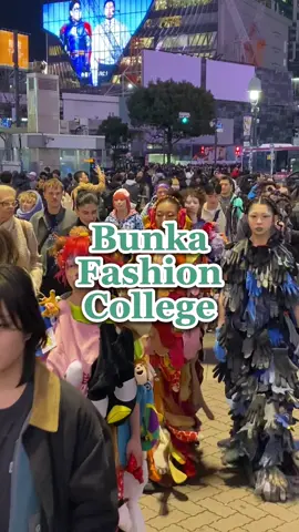 文化服装学院の生徒によるファッションショー Fashion show by students of Bunka Fashion College. Fashion Designer @shim0n1 @ca1msea Group of Artists @zob_tm #fashion #tokyo #shibuyacrossing #fashionshow 