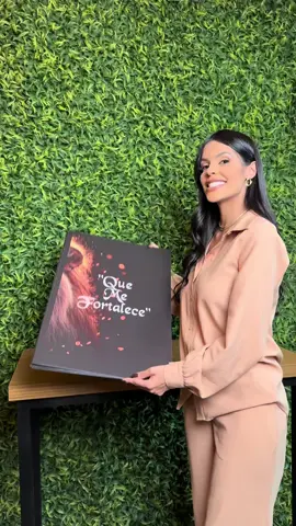 Transforme seu espaço com arte! 🖼✨ Adquira já seu quadro com a gente! #DecorComEstilo #ArteQueInspira #QuadrosDecorativos