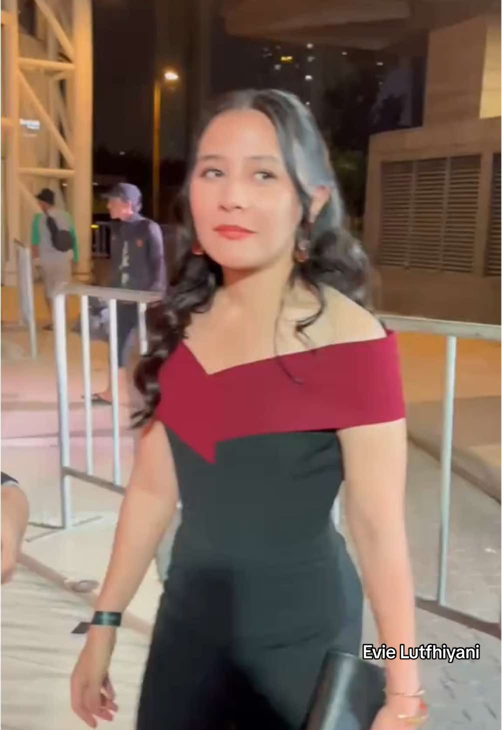 Gala premier pengepungan dibukit duri bersama couple kesayangan @prillylatuconsina15 @halalmarah 🩷🥰🤗 #fy #fyp #couplegoals #prillylatuconsina15 #prillylatuconsina #prilly #prillylatuconsina96 #omaraesteghlal #pengepungandibukitduri  #duasalapanband #epicentrumkuningan  #bahagiakitayangciptakan 