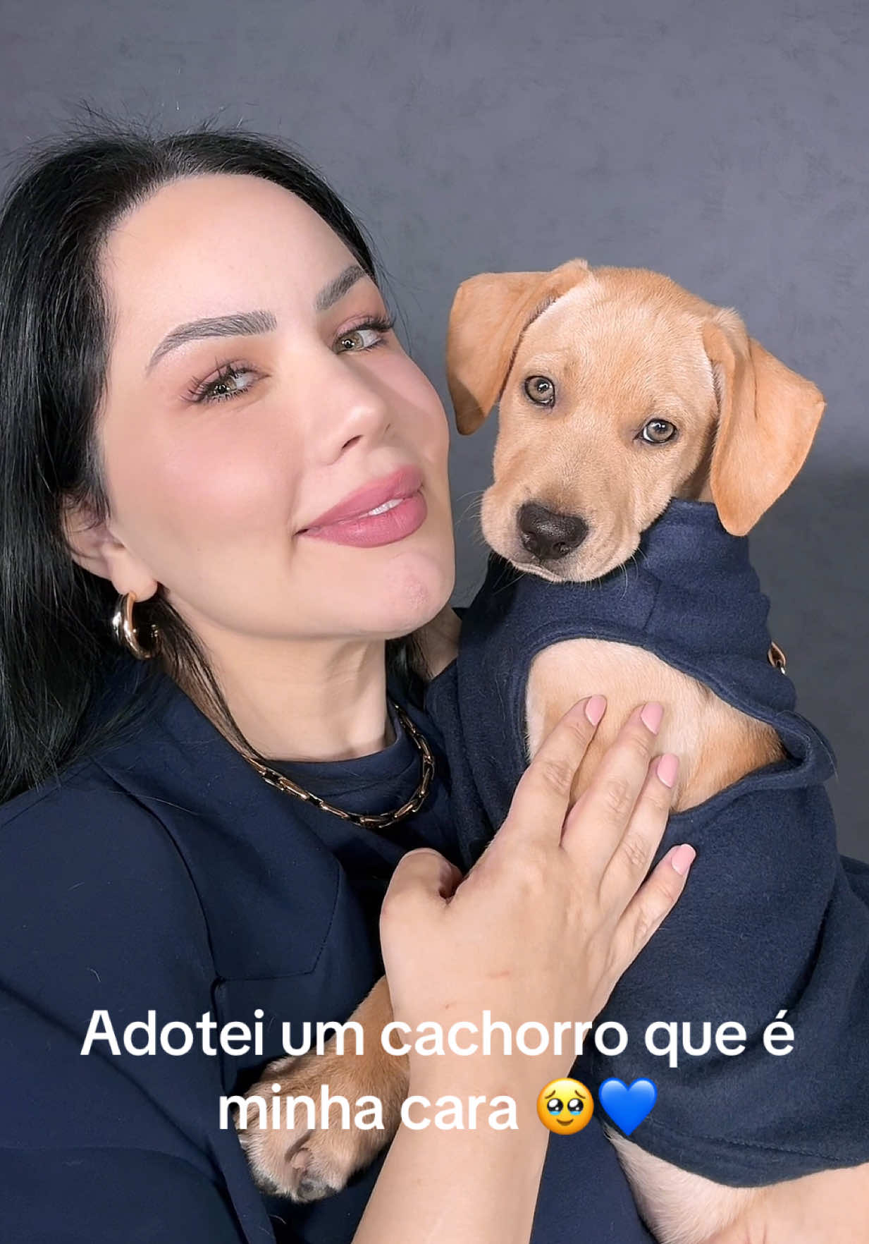 Esse é o Kiwi, o mais novo herdeiro de BT também conhecido como Bruninho Tavares 😂💁🏻‍♀️ Ele foi resgatado pelo Instituto Animale depois de ser abandonado ainda na barriga da sua mamãe cachorra. Mas o destino, com sua mágica silenciosa, trouxe ele até nós 💙🙏 Agora ele faz parte da nossa família e será cercado de muito amor e irmãos peludos incríveis. O Instituto Animale faz um trabalho lindo de acolhimento, resgate e adoção responsável. Eles também promovem o Puppy Yoga, uma experiência transformadora onde filhotes e pessoas se conectam com leveza, afeto e muita gostosura. E o mais importante: ainda tem muitos outros peludinhos esperando por um lar. Meu coração é só gratidão. Bem-vindo, Kiwi. A gente já te ama muito e vai te mimar horrores! Olha essa roupinha 💙🥹