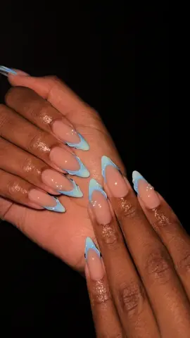Nail day ✈️💅🏽👗🦋🪽 @Hle💕  #nails #vacationnails #bleunails #oval #ovalnails #mtl #nailsinspo #nailtech 