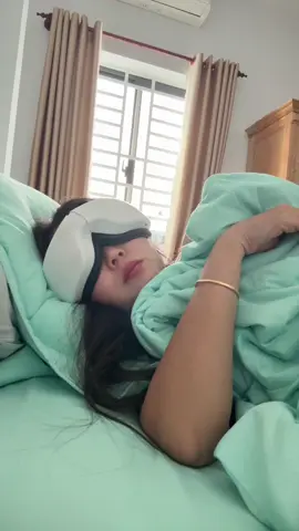 Bạn khó ngủ, mắt thâm bọng, mệt mỏi lờ đờ thì dùng máy massage mắt sưởi ấm, ấn huyệt này nha#nhungnth #massage #mắt #thưgiãn 