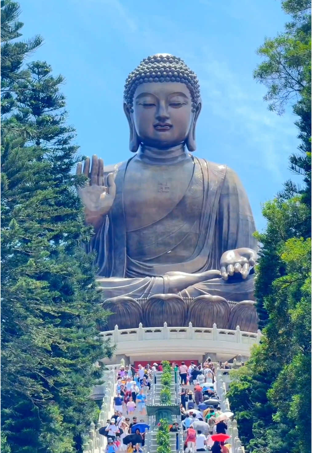 This is the Tian Tan Buddha on Lantau Island in Hong Kong. It is located next to the Po Lin Monastery. Its height and majesty have conquered countless people.#hk #fpy #tiktok #香港风景 #香港 