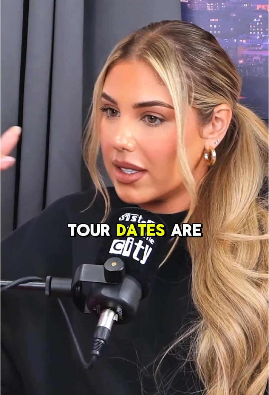 ANNA WENT ON A DATE! 🤣😍 #sistercity #sisters #girls #podcast #podcastclips 