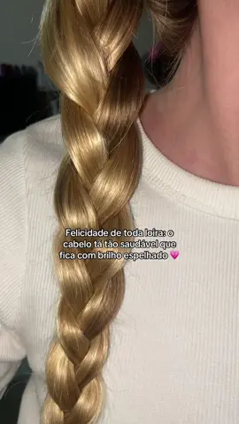 Clareio meu cabelo tem 10 anos e ele nunca ficou tão brilhante assim kkkk meus agradecimentos para Tia Helô por ter falado de produtos coreanos! #helocienciaecabelo #cabelo #finopremiumtouch #cabeloslongos #cabelosaudavel 