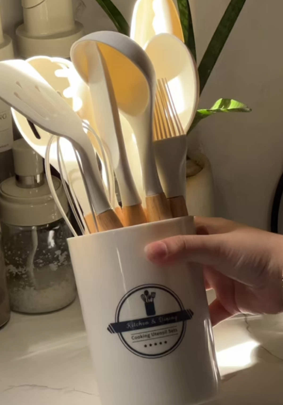 Must have to lalo na kung non stick cookware ang gamit mo sa pagluluto! Super sulit, 12 pcs silicon utensils tapos may kasama na rin lagayan👏🏻 #siliconutensils #sandok #kitchenutensils #utensils #cookingutensils #cookingtools #siliconkitchenutensils #kitchenfinds #kitchen #utensilset #fyp #foryou 