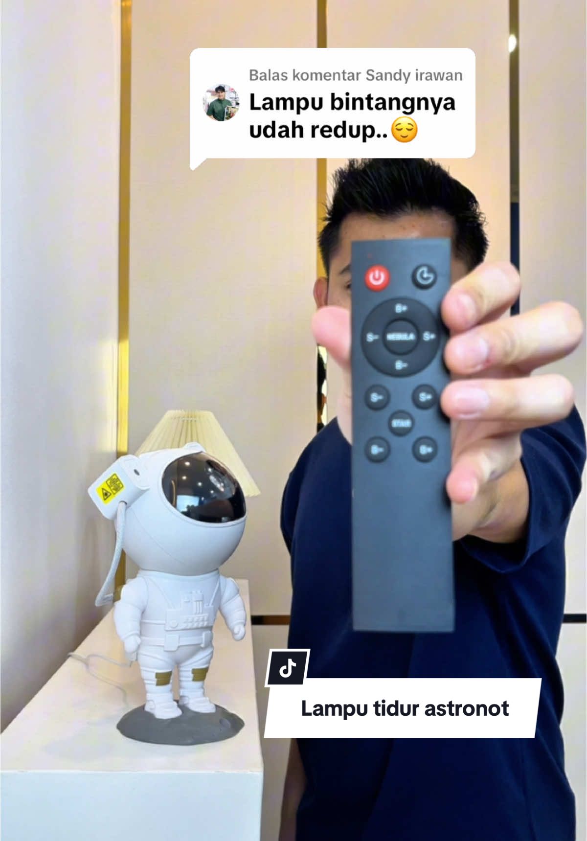 Membalas @Sandy irawan lampu tidur proyektor astronot aurora udah dapet remotenya buat kontrol level kecerahan dan warna lampu #lampuproyektorgalaxy #lamputiduraurora #lampuastronot #lampubintang #lamputidur 