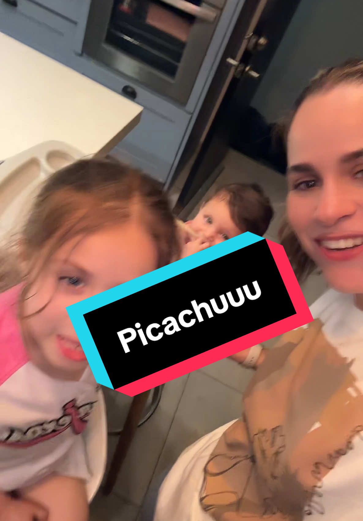 Emma juliana no le suelta el pelo 🤣 #picachu #picapicapicachu #picachuchallenge #fyp 