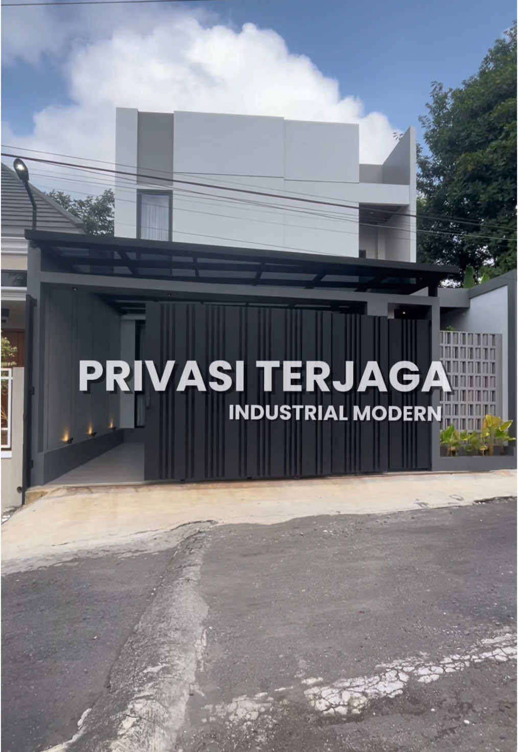 Mau punya rumah ini , Privasi terjaga , Namun Nyaman dan Bikin betah kumpul keluarga dirumah .  Tidak terlalu besar tapi cukup 😍 Wujudkan mimpimu memiliki rumah dijogja melalui kami @rumahjogja_89  Spesifikasi  * Luas tanah : 109 m2 * Luas bangunan 135 m2 3 kamar tidur | 3 kamar mandi  Lengkap dengan furnitur didalam rumah  Sertifikat : SHM, PBG (ijin bangunan)  Harga spesial : 1,69 M  #rumahjogjadijual #rumahjogja_89 #carirumah #titipjualrumah #impian #punyarumahsendiri #punyarumah #jualrumahyogya #jualrumahyogyakarta #jualrumahjogja #jualrumahmurah #jualrumahbaru 