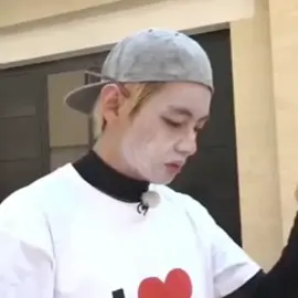 Summer's here, thv girls!  how to apply sunscreen properly from the one and only, kim taehyung 😂 #taetae #BTSV #Taehyung #v #winterbearvbts #taehyungie #KimTaehyung #thv 