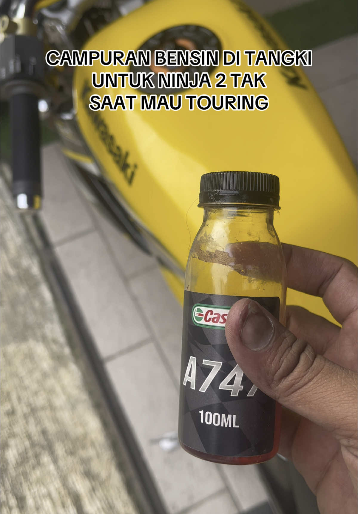 Oli samping 2 tak Castrol A747 di campur bensin di tangki ninja ss / r / rr atau motor 2stroke lainnya #olisamping #castrola747 #2stroke 
