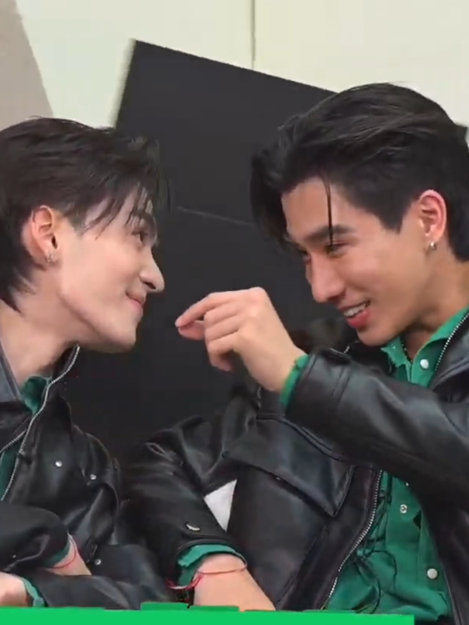 ทั้ง #LINEMAN LIVE คู่นี้เค้าวางมือ แตะไหล่ งุ้งงิ้งๆ กันไปกี่รอบบบ ☺️ ใครนับแล้วบ้าง! ส่วนแอดนับไม่ถ้วนเลยฮ็อบบบ 💖 . *เงื่อนไขเป็นไปตามที่ LINE MAN กำหนด ตามข้อกำหนดที่ได้มีการเผยแพร่ตามช่องทางเว็บไซต์ https://lineman.line.me/lm-tooksud-2025 . #LINEMANWongnaiUsersChoice #LINEMANxPERTHSANTA #LINEMANถูกสุดทุกวัน #PerthTanapon #Santapp #PerthSanta #เพิร์ธแซนต้า