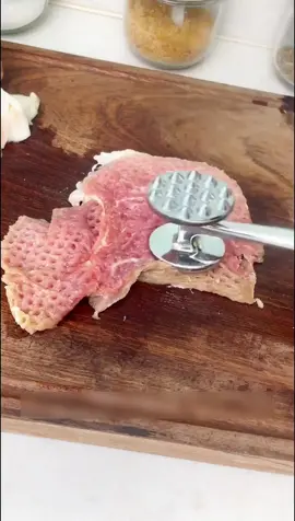 Búa thịt bít tết rắn hai mặt, dày và chắc, dùng để đánh thịt lỏng một cách dễ dàng, món nướng bít tết được làm có hương vị thơm ngon và luôn có sẵn trong bếp