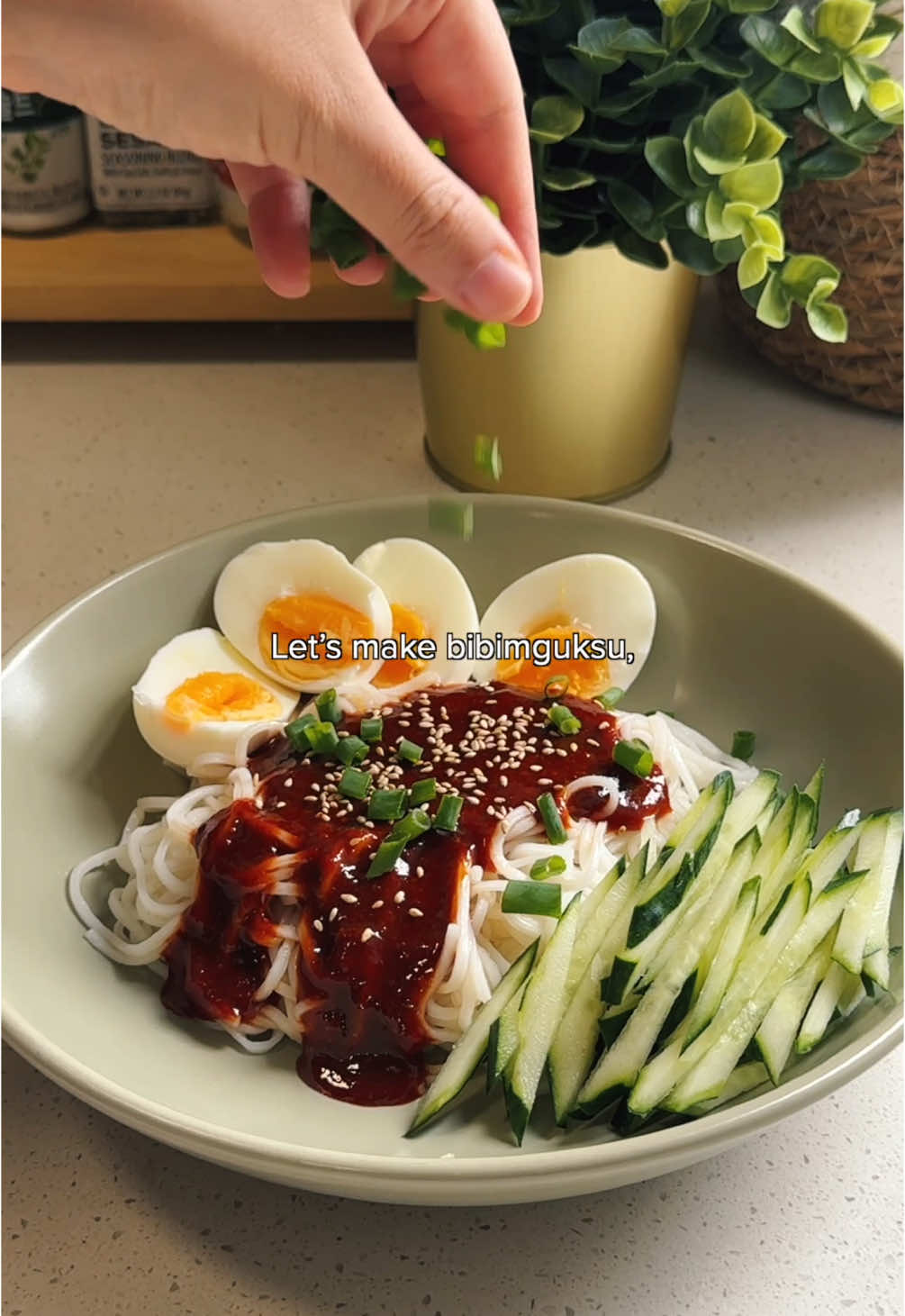 Bibimguksu, spicy Korean noodles that only take 5 minutes to make! Full recipe in bio or at saemmulsong.com ❤️