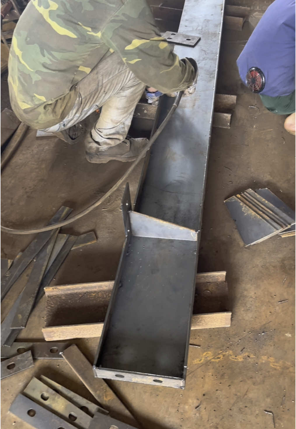 Hàn gá ván khuôn, kết cấu thép #thợhàn #thohan #thohancuasat #satthep #thohanmig #thohantig #thohanhton #ketcauthep #giacongcokhi #thohanketcau 