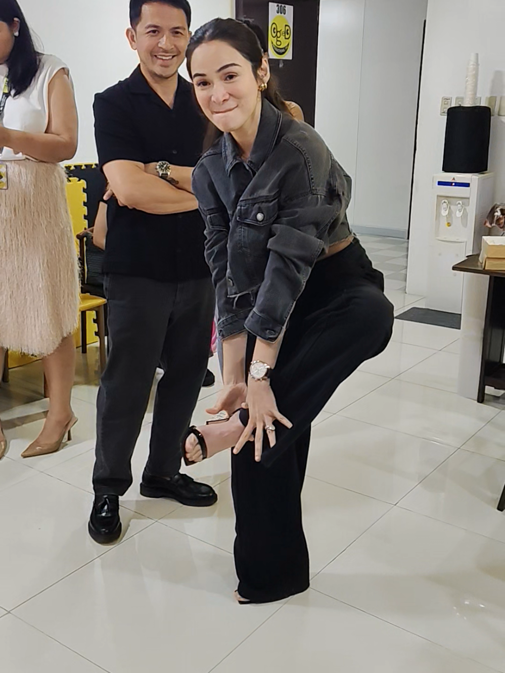 Sino ang hahampasin mo @jenmercado15 ?.... Ang makulit at mabait na real life couple #JennylynMercado & @dennistrilloph #DennisTrillo sa pagkasa sa #ogiediazactingworkshop challenge w/ @ogiediaz123 #OgieDiaz #behindthescenes #ogiedproductions 