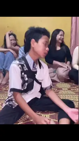 Tebak berapa gelas ?@Tio Pool  #fyp #sadboy #qoutes #dayak #tuak #arak #alkohol #gawai #gawaidayak #tempunak #sintang #justkonten #5sen 