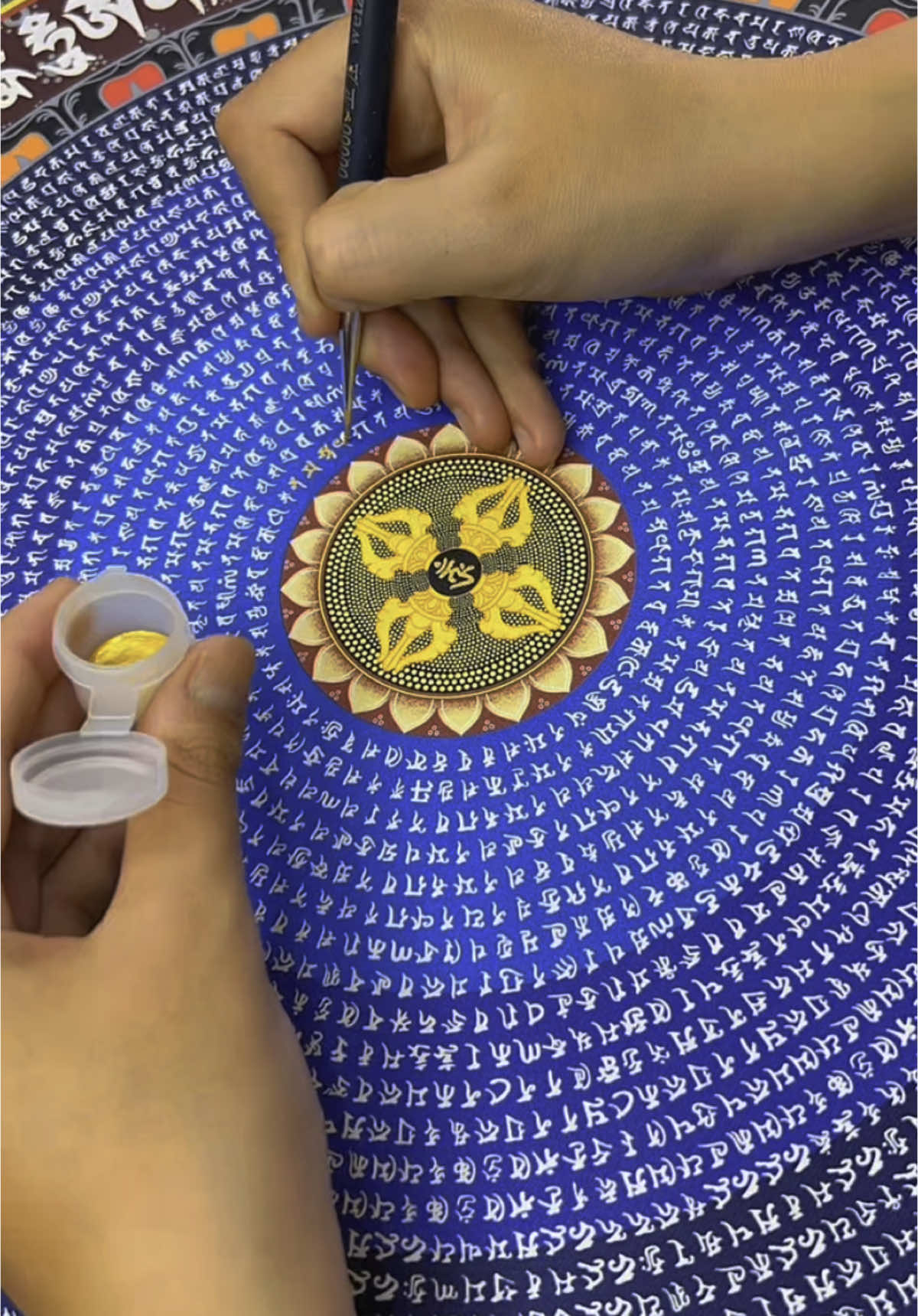 Hôm nay, mời bạn cùng Hiên unbox bộ tranh tô Mandala Chú Lăng Nghiêm nhen 🌿 Hiên đã gửi trọn cả sự chăm chút vào từng món nhỏ — bộ tô tranh gồm có 2 cây cọ, 1 chai màu nhũ vàng, một vỉ màu đi kèm, 1 hũ nhựa nhỏ để chiết màu, và cả một tờ hướng dẫn tô Mandala để bạn dễ dàng bắt đầu hành trình của mình. Hiên luôn tin rằng: khi bạn mở ra, không chỉ là nhận về một bức tranh… mà là nhận về một lời mời — mời bạn trở về với chính mình, trong sự tĩnh lặng, trong từng hơi thở chánh niệm. Tô từng nét, thật chậm rãi, nhẹ nhàng… như đang từ từ chạm vào sự bình yên vẫn luôn có sẵn nơi tâm mình. Chúc bạn một buổi tô tranh thật an lành. Và cảm ơn bạn đã ghé Hiên — góc nhỏ luôn mở sẵn, để bạn có thể nghỉ chân giữa những ngày đời vội vã. #hiennhamay #chulangnghiem #tranhtophatgiao #vesak 