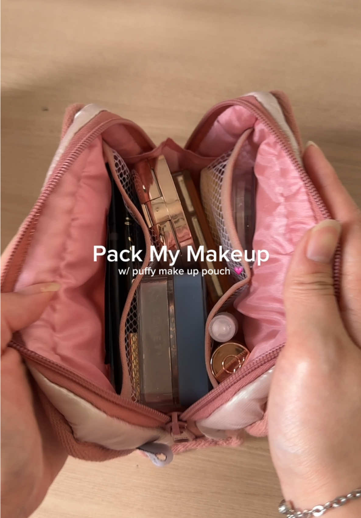 pouch puffy mungil tapi muat semua make up ku! 🥹💗 Makeup ku jadi lebih rapi & karena ada sekat'nya ✨ #pouchmakeup #puffypouch #makeuppouch #pouchkosmetik #pouchmurah #rekomendasipouchmakeup 