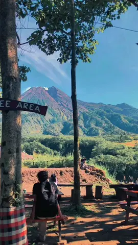 Nikmati setiap moment dan jadikan hari ini sebagai awal yang baik untuk mencapai impian kita ✨ 📍Gerbang Merapi Mountain View  . . . #gerbangmerapi #gerbangmerapikaliadem #gerbangmerapimountainview #wisatajogja #kaliadem #viewmerapi #jogja24jam #merapi #berandajogja #tempatnongkrong #tempatnongkrongjogja 