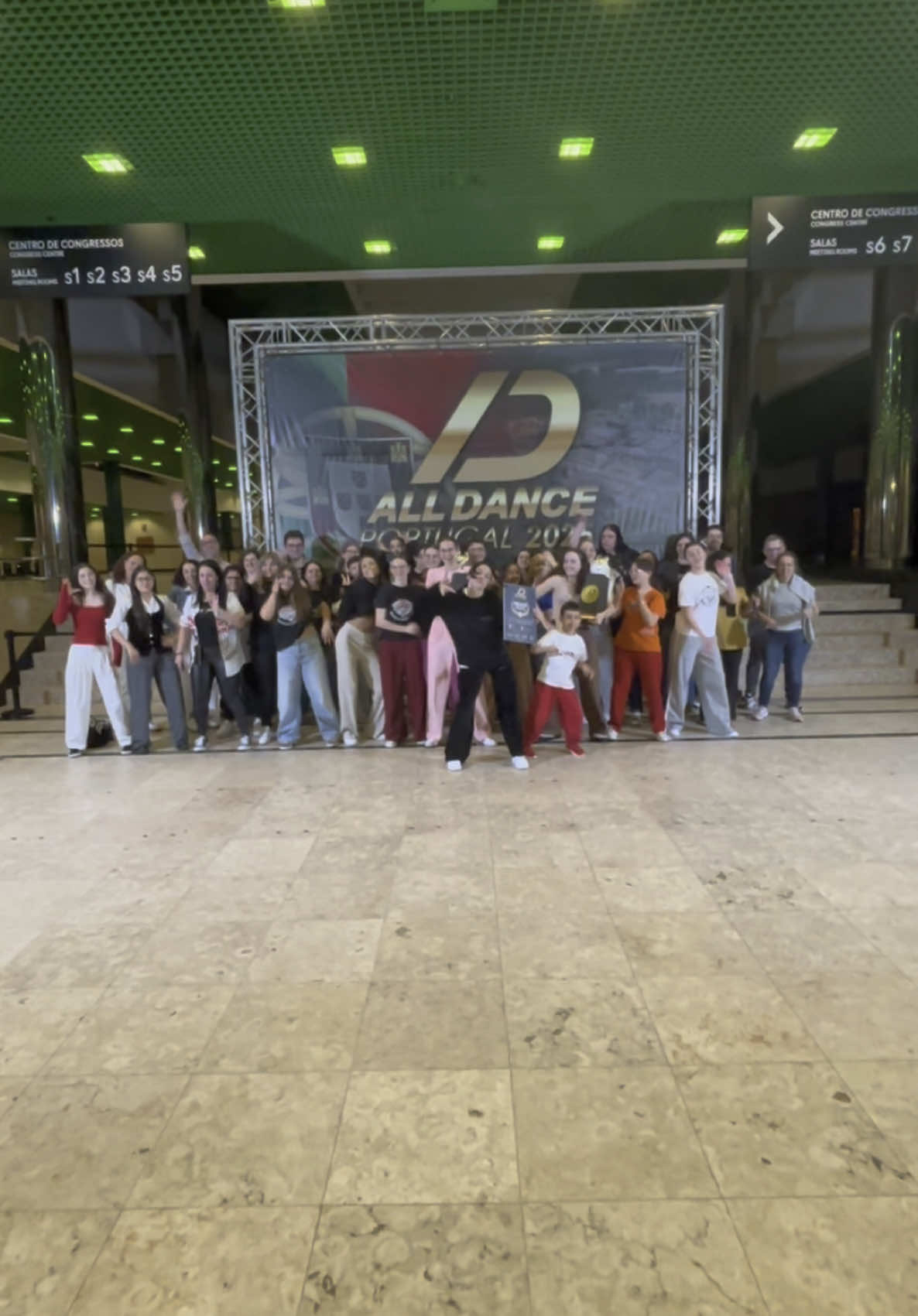 O All Dance Portugal terminou e conquistamos 18 prémios, um convite para a Gala Best Of, a Ana foi a melhor bailarina adulto profissional, as AA’s deram um workshop, entre muitas outras coisas ⚡️ HAPPY KIDDOS ❤️ . . . #alldanceportugal #alldanceportugal2025 #notlikeus #theynotlikeus #jacounceacademy #trend #viral #fy #fyp 