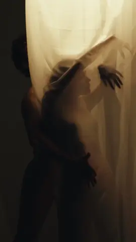 C’è un profumo che non grida. Sfiora. Resta sulla pelle come un sussurro che conosce il linguaggio dei ricordi. Questo è Oud of Roses. . There is a fragrance that doesn’t shout. It brushes. It lingers on the skin like a whisper that knows the language of memories. This is Oud of Roses.