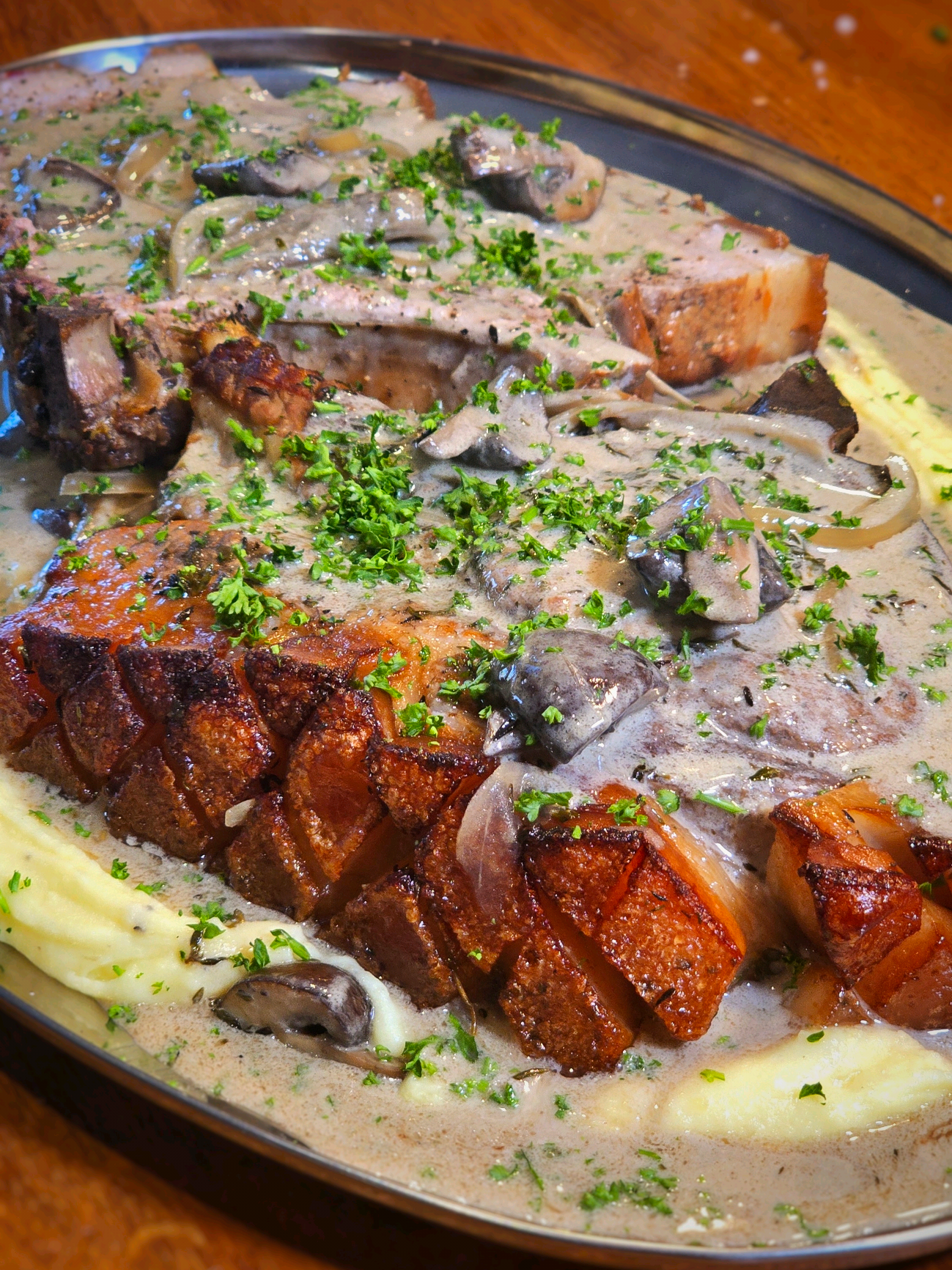 Double côte de cochon rôti au cidre ! J'ai rien de plus à dire que dans la vidéo.  J'aimerais bien pouvoir faire à bouffer sans qu'on me fasse passer pour un viandard écervelé. Mange ce que tu veux, mais n'essaie pas de faire passer des messages que je ne souhaites pas transmettre. Pour la recette !  J'ai pris ici un côte de cochon double avec couenne ! Je la marque dans du beurre avec de l'huile parce que je vais monter en température et je ne veux pas faire brûler le beurre.  Je commence côté couenne, puis de chaques côté.  ENsuite j'ajoute des oignons, du thym, sel/poivre une bouteille de cidre fermier quelques morceaux de beurre sur le dessus de mes côtes et j'envoie au four 1h15 à 150°c sans couvercle.  Pendant ce temps, j'épluche mes pommes de terre, je les coupe en gros dés, je prends une casserole, je rempli d'eau froide, un peu de sel, mes pommes de terre et 35min au feu ! (On dis souvent qu'il ne faut pas éplucher, ou pas cuire à l'eau les pommes de terre. Oui, et non, ça marche très bien comme ça et la purée était excellente.) Une fois les pommes de terre cuites, je les passe au moulin à purée puis beurre, puis crème, puis sel et poivre. Miam.  Je fais poeler quelques pleurotes et champignons brun, avec de l'ail et du persil, j'ajoute une bonne louche du jus de cuisson de la côte, une pointe de crème et la sauce est prête !  Plus qu'à sortir ce double cochon du four, la trancher au milieu, dresser le tout come un boeuf et se déboutonner quelque peu le pantalon !  Peace et cochonaille !  Bon app ! #pourtoi #food 